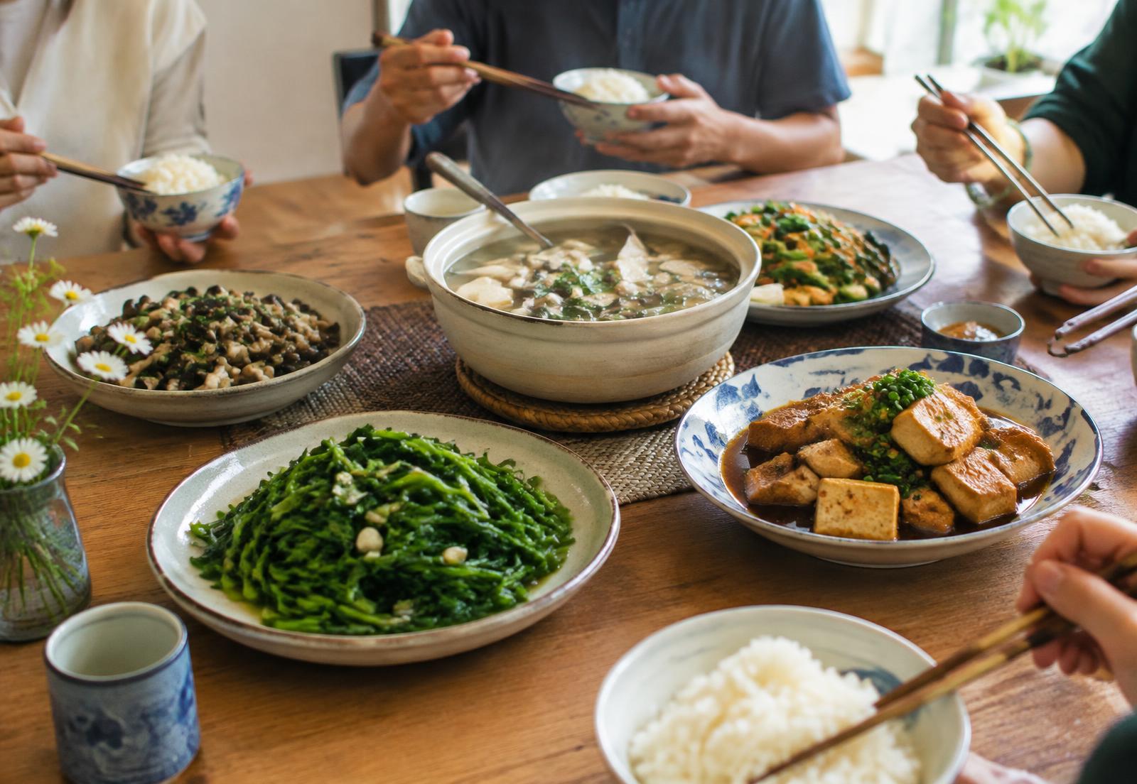 朋友圍著木桌分享台灣家常素食料理